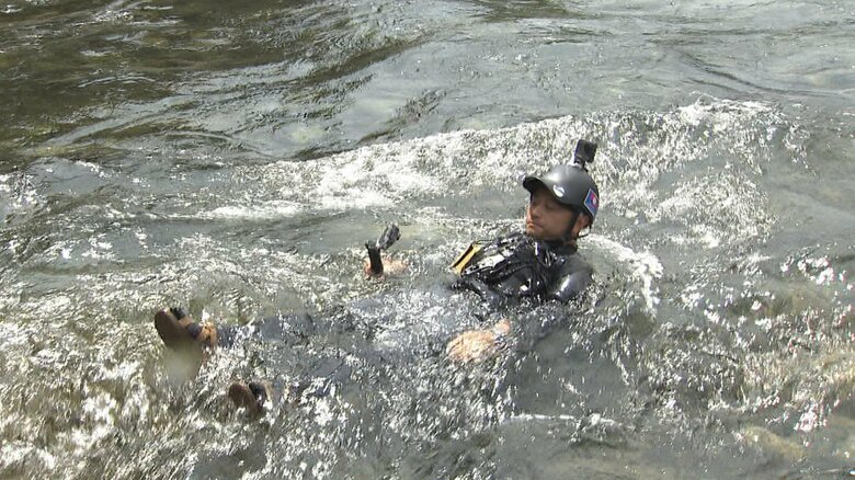 下流側に足を向けて「ラッコのポーズ」で流される菅原さん