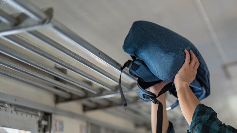 荷物棚から降ろす時は両手で（画像はイメージ）