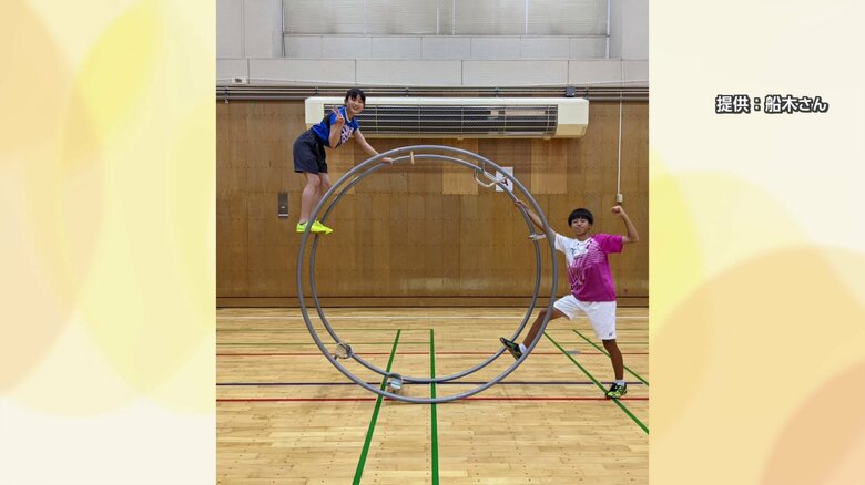 兄（右）の影響で5歳からラートを始めたという船木愛莉さん（左）