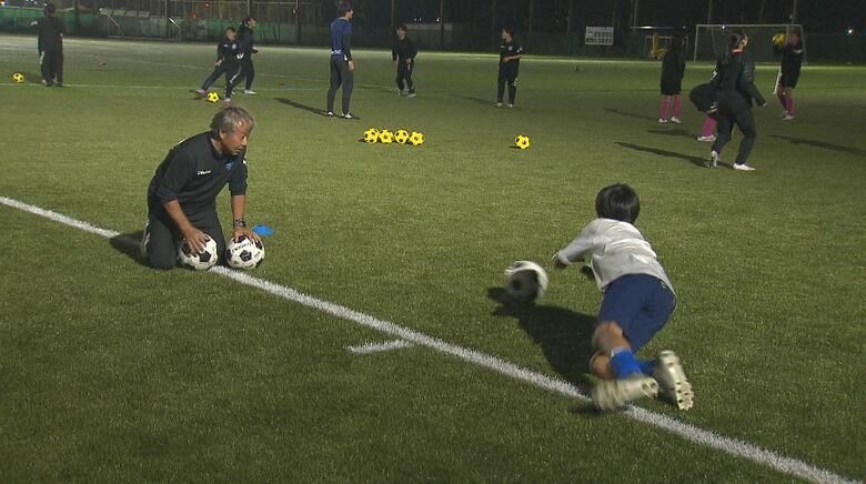 クラブの中学生を指導する内山さん（左）