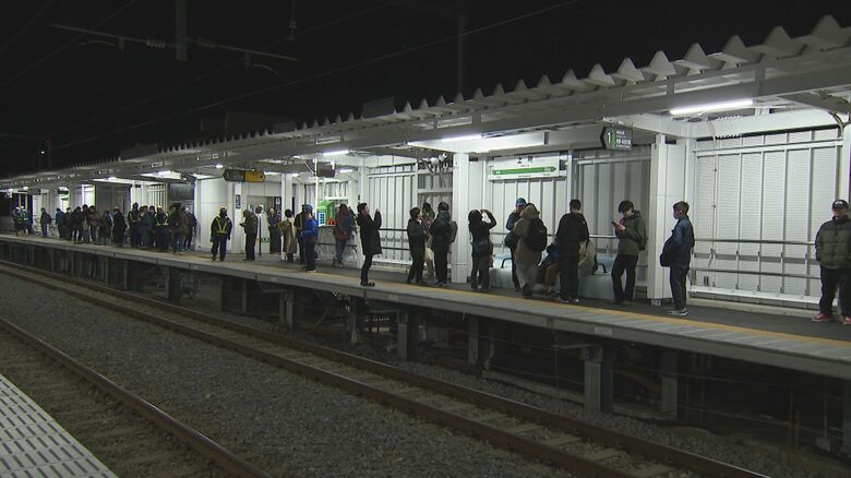 一番列車を待つ人たち