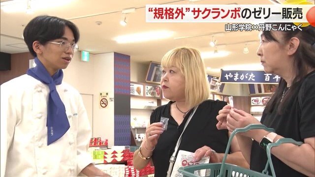 自分たちが開発したゼリーを試食した人たちの声に真剣に耳を傾ける生徒