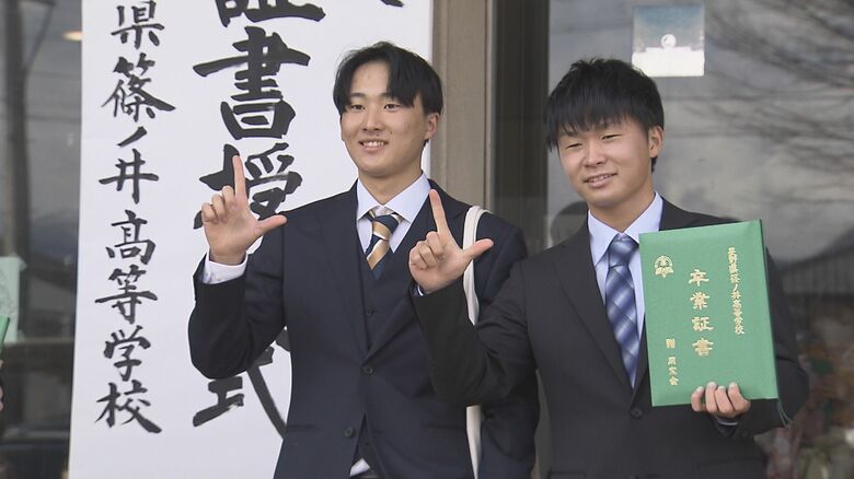 別れを惜しみ記念撮影