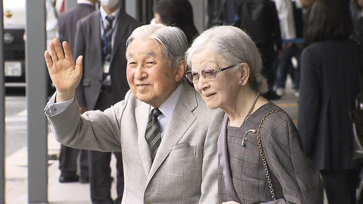 美智子 さま 肘 つかみ