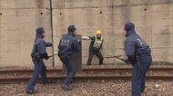 JR職員とともにテロ対策訓練　電車内で刃物男想定　警視庁小平警察署