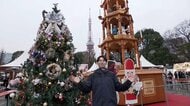 【中継】雨のイブ…でも賑わうクリスマスマーケット　今季一番の寒さに屋根の下でマフラー＆手袋姿　東京タワーとツリーのコラボも
