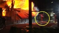 国道沿い住宅から激しい炎 大きな看板 危うく消防隊員に 住人か 焼け跡から遺体