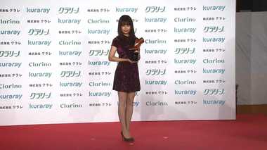 有村架純が美脚大賞 ひざ上大胆ワンピに「ソワソワしています」