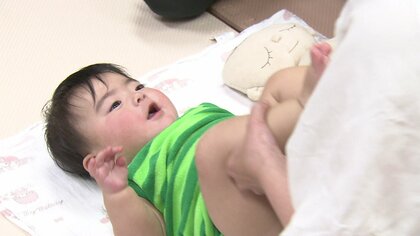 パパの腕を「乗り越えてごらん」子供の発育につながる遊び方　月齢別アドバイスで悩める新米パパを救う子育てレッスン「目をしっかり見て、ゆっくり声かけ」