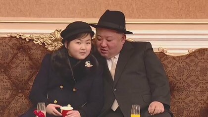 金総書記が耳元に甘いささやき？お相手は…娘・ジュエ氏か　軍事パレードで“お披露目” その狙いとは？