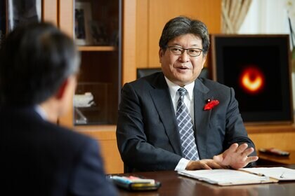 1人1台端末、30人学級、わいせつ教員問題...萩生田文科相に覚悟と決意を問う