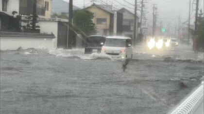 松山城の堀から水あふれマンホールから水柱も　愛媛を襲った大雨で内水氾濫　松山市内は観測史上最大の雨量
