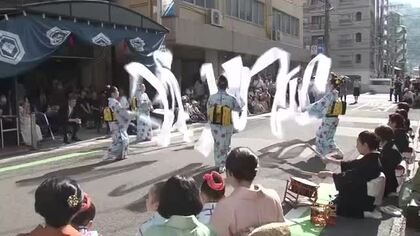 長崎くんち「庭先回り」　だしもの披露し福をお裾分け　沿道には大きな歓声も