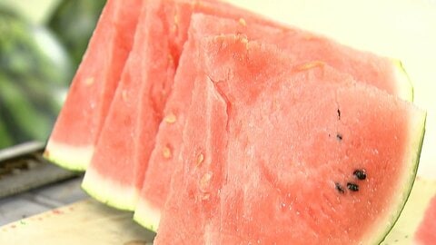 おいしいスイカの見分け方　たたくと「ポンポン」弾む音　緑色が膨らみ、黒い線がへこむ　つる部分が凹凸