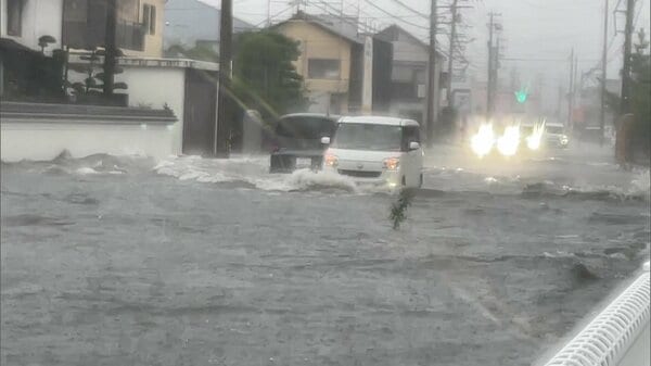 松山城の堀から水あふれマンホールから水柱も 愛媛を襲った大雨で内水