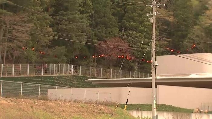 大槌町安渡地区（山の麓まで迫る炎・4月24日午前5時）