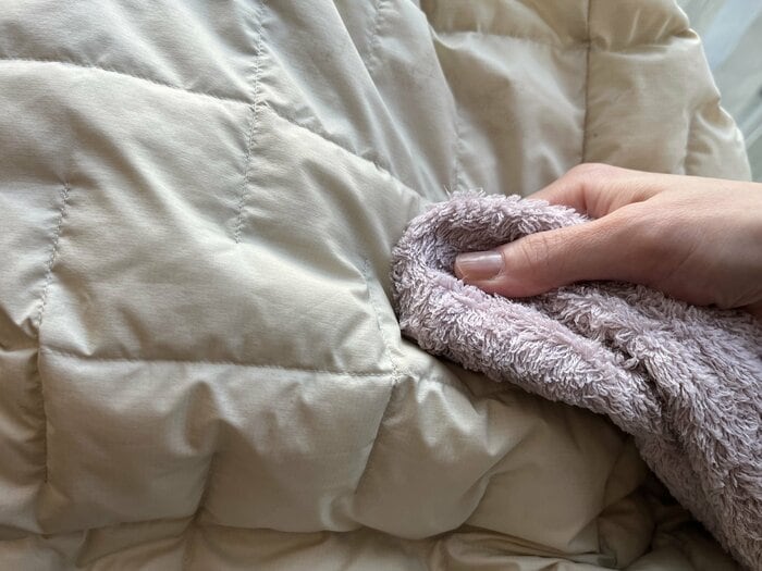 押し付けずに掻き出すように拭く（特集班撮影）