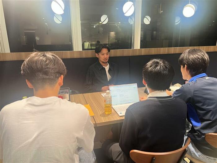 AOI渋谷校の福嶌真太校舎長と談笑する受験生