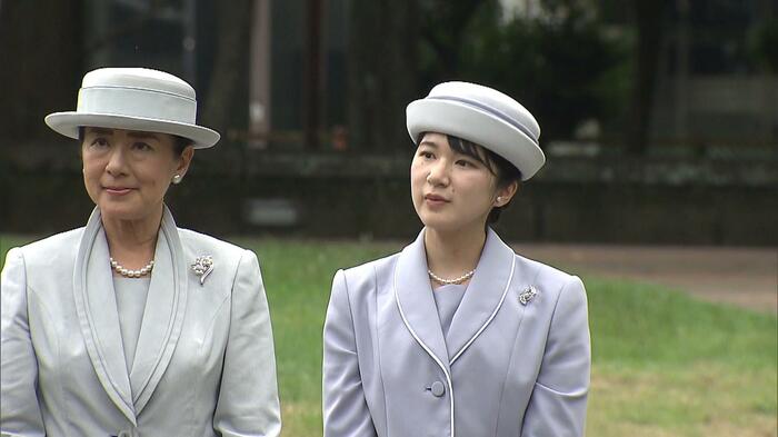 原爆投下中心地碑で供花後、説明を受けられる皇后さま・愛子さま