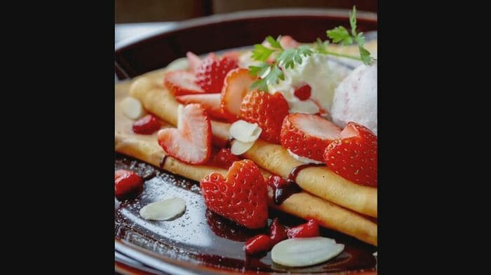 2月はバレンタインを意識し、イチゴをハート形に（店のインスタグラムより）