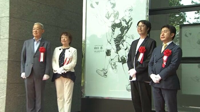 モニュメントは正面玄関脇に設置された
