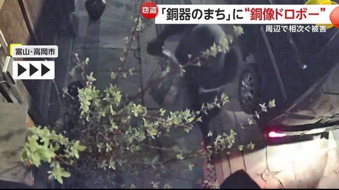 銅像を重そうに運ぶ男たち(提供:大寺幸八郎商店)