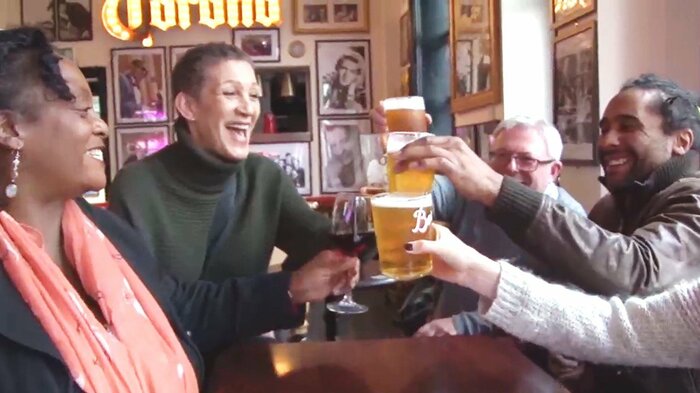 久しぶりに屋内での飲酒が解禁され、ロンドンのパブで乾杯する人々(5月17日)