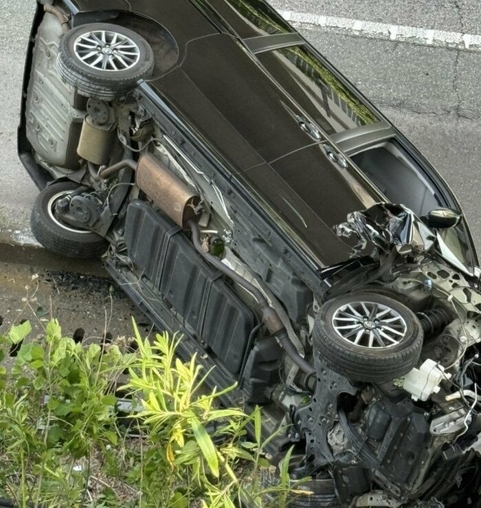 転落した車両(6月1日/視聴者撮影)