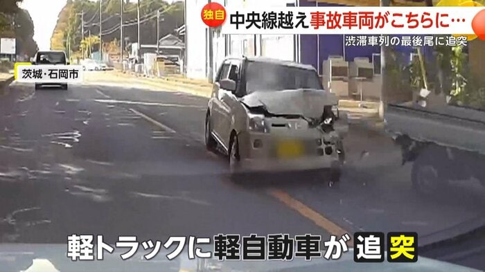 軽トラックに勢いよく追突した軽自動車（視聴者撮影）
