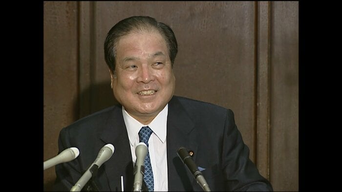 会見では笑顔を見せることもあった