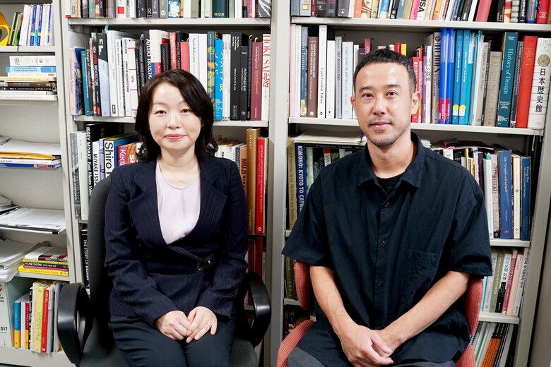 【関西外国語大学】MoMA収蔵「日本製の瓦を用いた灰皿」から日本モダンデザインの海外展開を紐解いた、キムリー准教授と松葉講師の研究論文が査読付き国際学術誌に掲載されました
