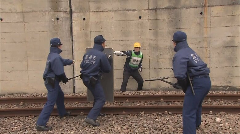 JR職員とともにテロ対策訓練　電車内で刃物男想定　警視庁小平警察署｜FNNプライムオンライン