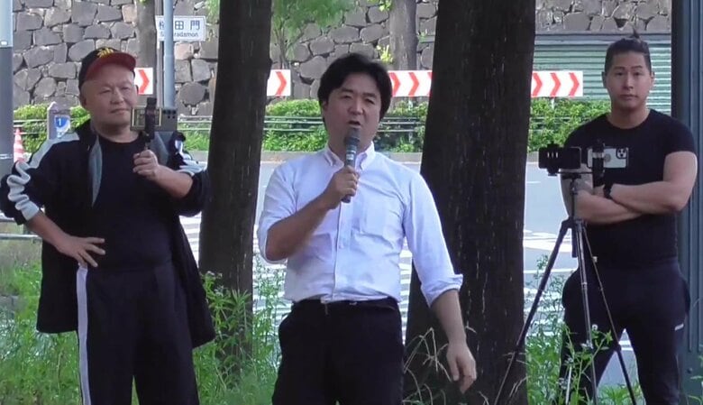 「不当にパクったら家で皆殺しにしてやる」警察官の個人名挙げるなどの過激発言　逮捕の「つばさの党」幹部ら家宅捜索後に警視庁本部前で｜FNNプライムオンライン
