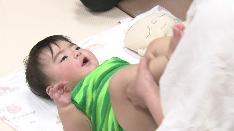 パパの腕を「乗り越えてごらん」子供の発育につながる遊び方　月齢別アドバイスで悩める新米パパを救う子育てレッスン「目をしっかり見て、ゆっくり声かけ」｜FNNプライムオンライン