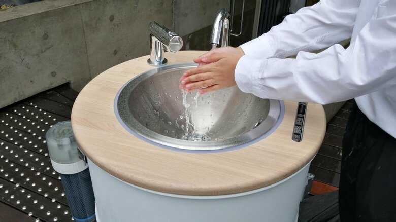 外出先で手洗いできない悩みを解消…銀座に水道いらずの循環型「公衆手洗い場」が出現｜FNNプライムオンライン