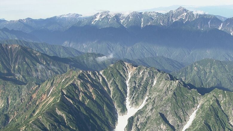 夫婦で登山中、夫（74）が体調不良に…消防防災ヘリで救助　持病で行動不動になったか　北アルプス唐松岳｜FNNプライムオンライン