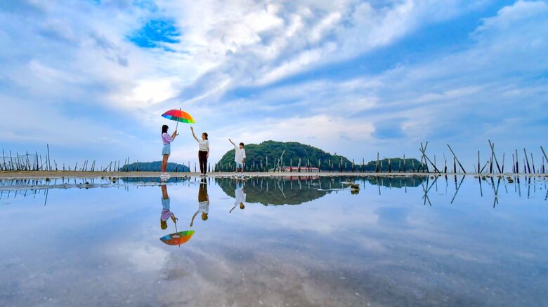 ウユニ塩湖ならぬ“ハズニ塩湖”…写真を撮ると鏡の上に乗ったように　愛知県西尾市の東幡豆海岸の絶景｜FNNプライムオンライン