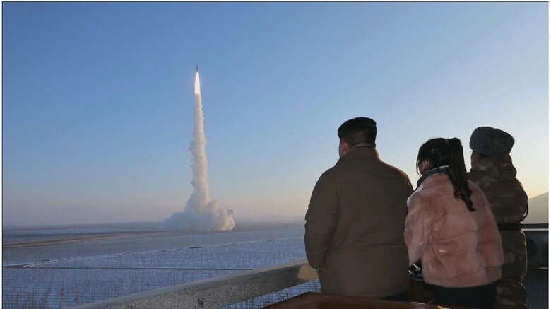 金正恩総書記・娘と共に新型ICBM「火星18型」発射訓練に立ち会う　「誤った選択続ける時、さらに強力に対応」と米など警告　北朝鮮・労働新聞｜FNNプライムオンライン