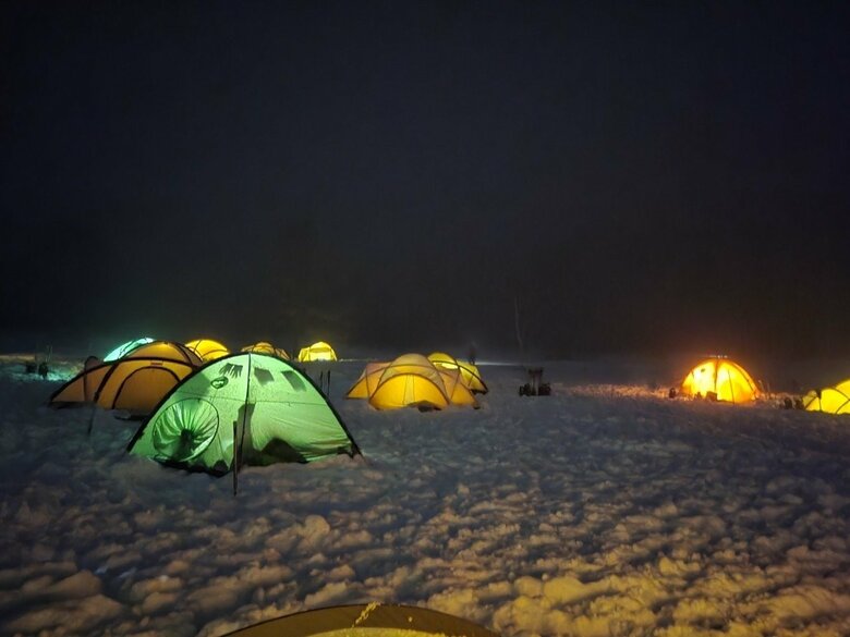 暗闇に温かい光がともり幻想的な風景となっていたが…慣れない経験に、眠れない夜を過ごした隊員候補者もいた