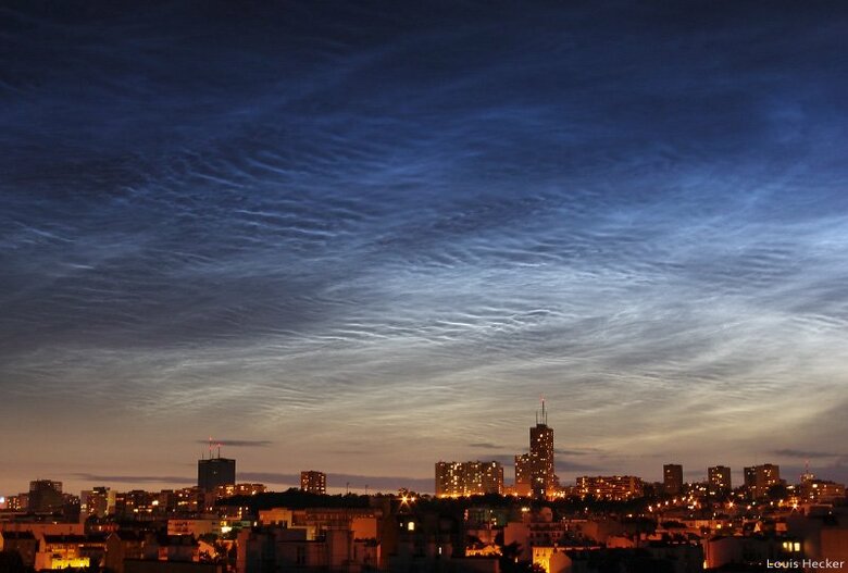 2009年7月パリの上空に現れた夜光雲（提供：Spaceweather.com）