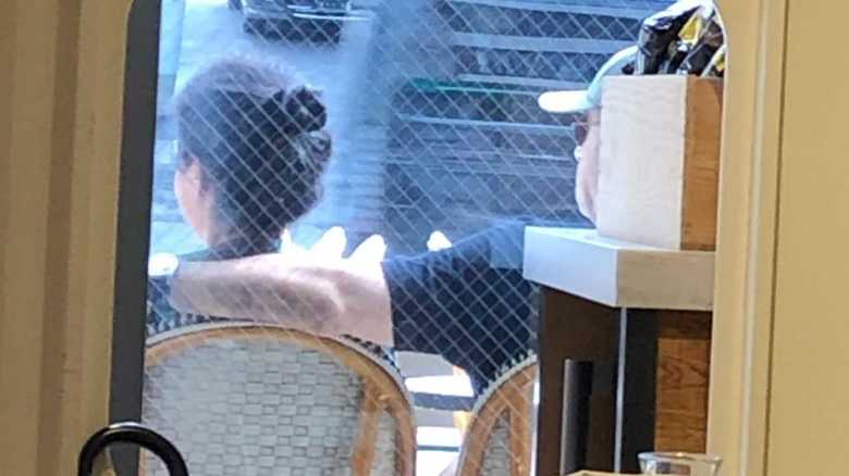 保釈後散歩中のゴーンを撮った一枚 犯罪人の人権と一般国民の安全はどちらが大事か