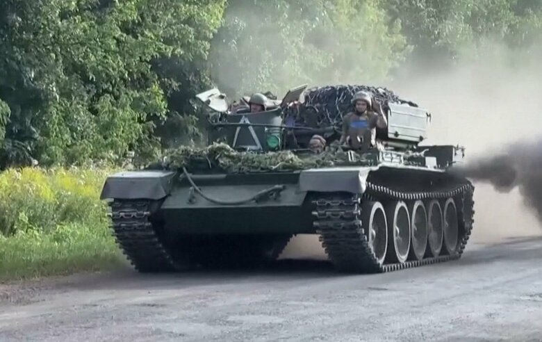 ロシア・クルスク州に向かうとみられるウクライナ軍T-55TK装甲回収車（8月11日）