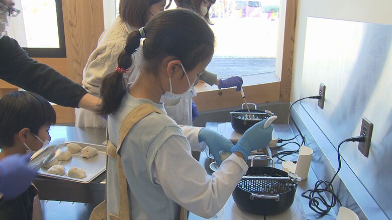 「オヤキ ファーム」では、おやきづくりも体験できる