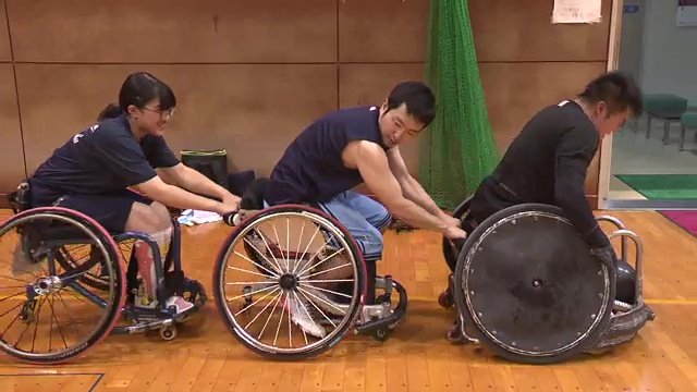 スタミナ強化のトレーニング　2台の車いすを引っ張る