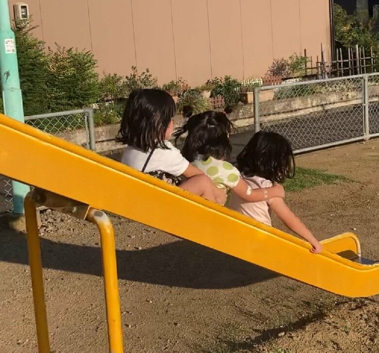 仲良く滑り台