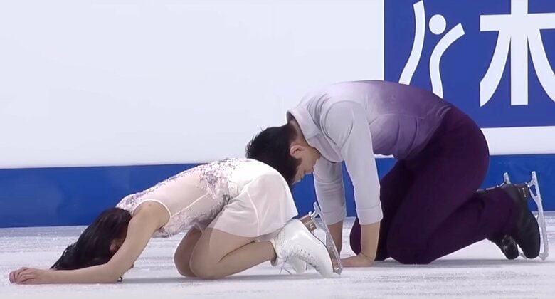 四大陸選手権のフリー後、リンク上に倒れ込んでしまった2人