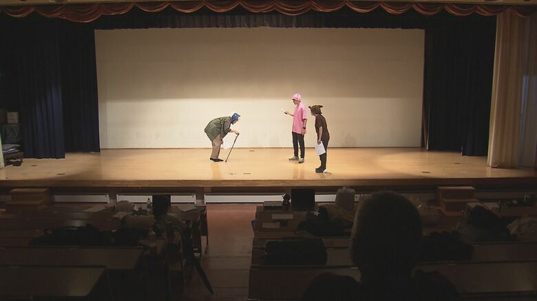 研修医たちが「劇」の稽古