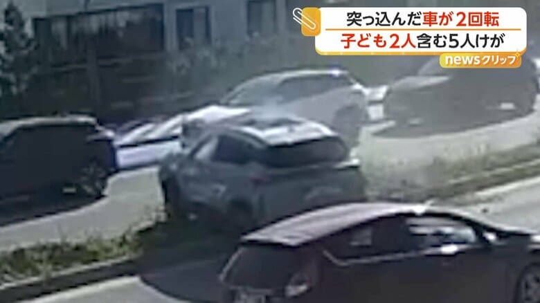駐車列の中から動き出した車に走ってきた別の車が衝突する瞬間（トルコ・テキルダー）（6）