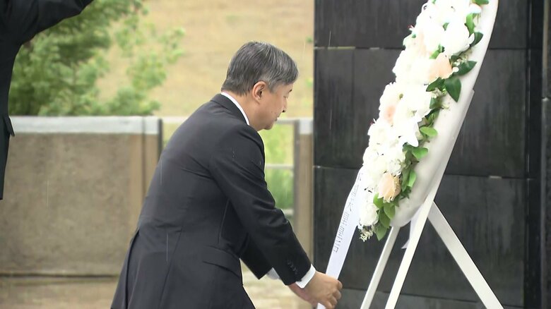 日本人死亡者慰霊碑で花輪を供えられる陛下