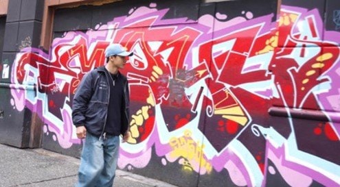 ４月、大会で訪れたシアトルでグラフィティアートを眺める